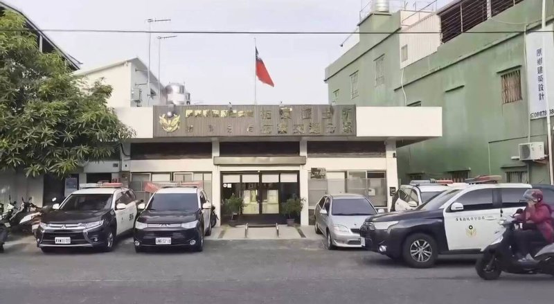 屏東縣警察局枋寮分局表示，7日晚間接獲22歲蔡姓男子至派出所要自首，聲稱於2023年10月因爭執失手掐死劉姓女子，地點位於南投縣一處民宅。圖為枋寮派出所外觀。（屏東縣警察局枋寮分局提供）中央社記者黃郁菁傳真　114年12月8日