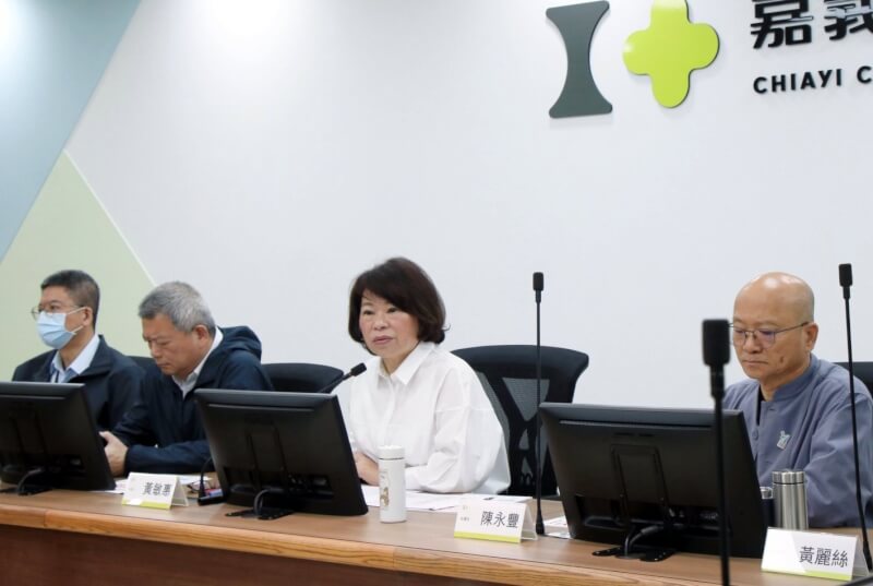 嘉義市長黃敏惠（右2）8日主持市務會議，會中通過振興經濟普發新台幣6000元現金等提案，9日將提追加減預算案送嘉義市議會審議。（嘉義市政府提供）中央社記者黃國芳傳真　114年12月8日