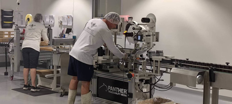 彰化縣長王惠美率領各鄉鎮農會總幹事，前往紐西蘭參訪蜂蜜工廠；王惠美指出，藉參訪了解紐西蘭如何從產地、到行銷端層層把關，並思考將其核心精神導入彰化農產品。（彰縣府提供）中央社記者吳哲豪傳真 114年12月8日