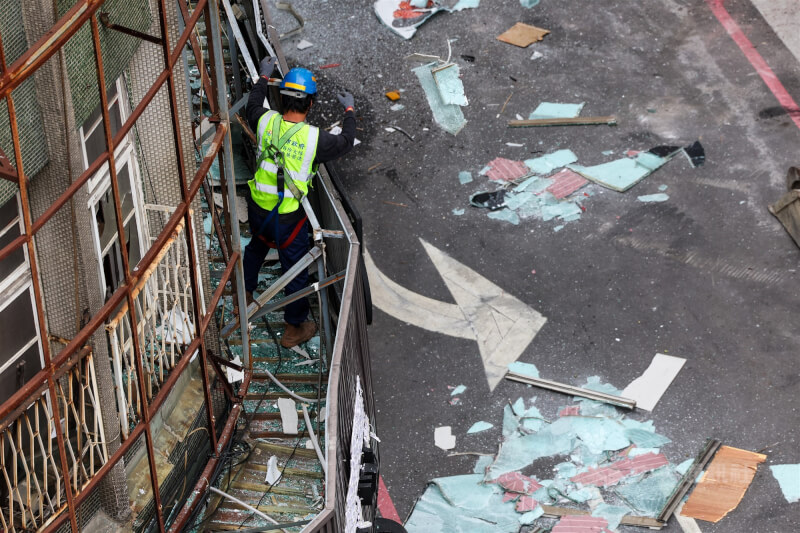 新北市板橋區府中商圈8日凌晨發生公安事故，重慶路12巷的2樓餐廳疑似氣爆，造成多名路人遭噴飛掉落的碎片砸傷，新北市府派人員清除毀損物件。中央社記者吳家昇攝 114年12月8日