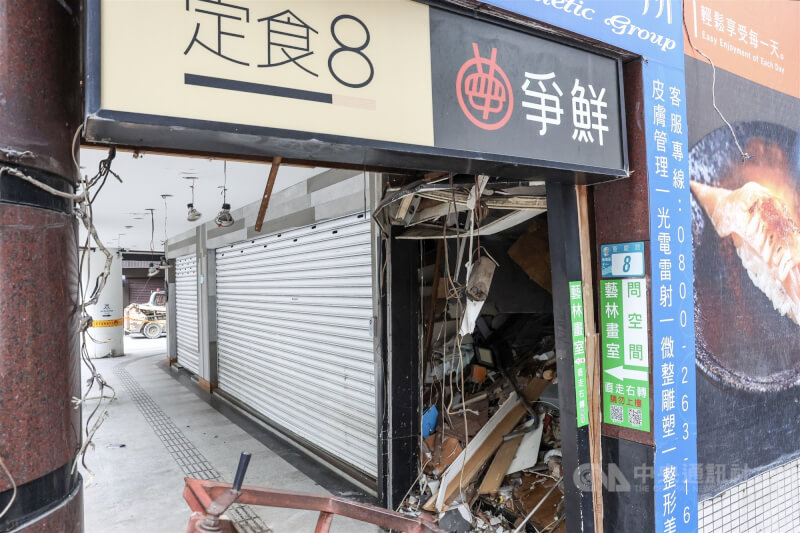 新北市板橋區府中商圈8日凌晨發生公安事故，重慶路12巷的2樓餐廳疑似氣爆，造成多名路人遭噴飛掉落的碎片砸傷，警消獲報派員搶救，共5人送醫。事故原因待查。餐廳入口裝潢毀損。中央社記者吳家昇攝 114年12月8日