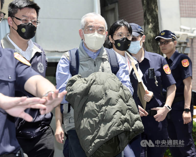 網紅貴婦奈奈的公公黃立雄（前左2）涉詐欺潛逃海外，去年5月返台歸案。（中央社檔案照片）