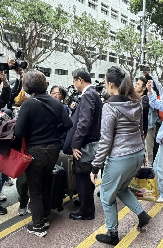 國民黨立委徐巧芯的大姑劉向婕(前右背對者)涉洗錢案,高等法院裁定新台幣80萬交保並電子腳鐶監控,交保手續完成後,劉向婕步出法院。中央社記者劉世怡攝 114年12月8日