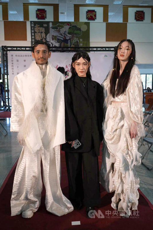 屏東科技大學時尚設計與管理系第22屆畢業展演8日在玉崗紀念圖書館開幕,設計者陳怡靜(中)表示,作品Visible Soul以自閉兒為發想,希望體現每個人都是獨一無二靈魂。中央社記者黃郁菁攝 114年12月8日