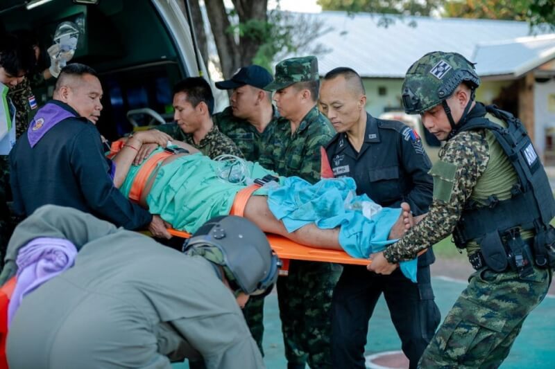一名泰國士兵7日在泰柬邊境衝突中受傷，被移送至醫院。（Royal Thai Army/Handout via 路透社）