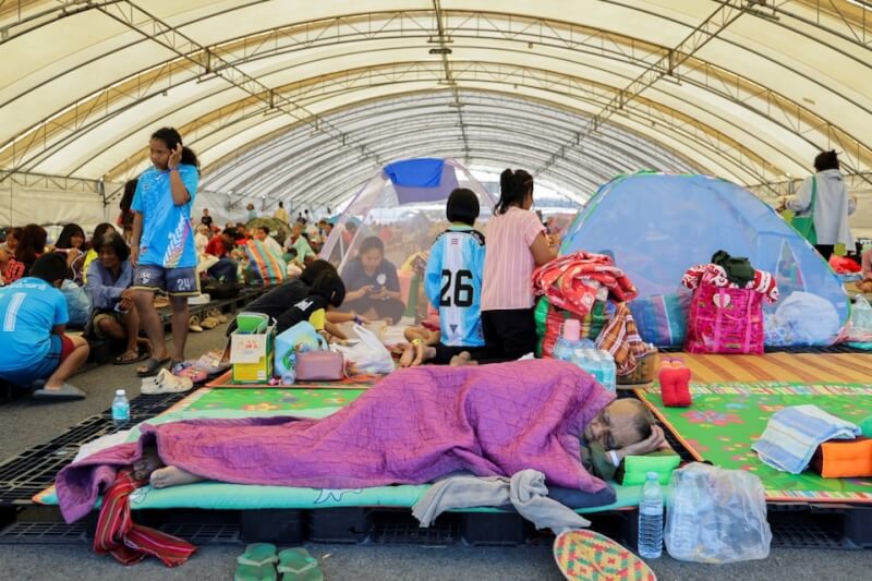 泰國與柬埔寨邊境衝突升溫，雙方持續交火導致邊境居民大規模撤離。圖為在避難所休息的民眾。（路透社）