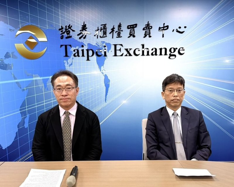 世紀民生8日宣布聯手斐成，公開收購工業廢水及有機廢氣處理廠商萬年清，期望搶占千億升水資源商機。圖左為世紀民生科技與斐成開發董事長張祐銘，右為萬年清董事長何家慶。（世紀民生提供）中央社記者何秀玲傳真　114年12月8日