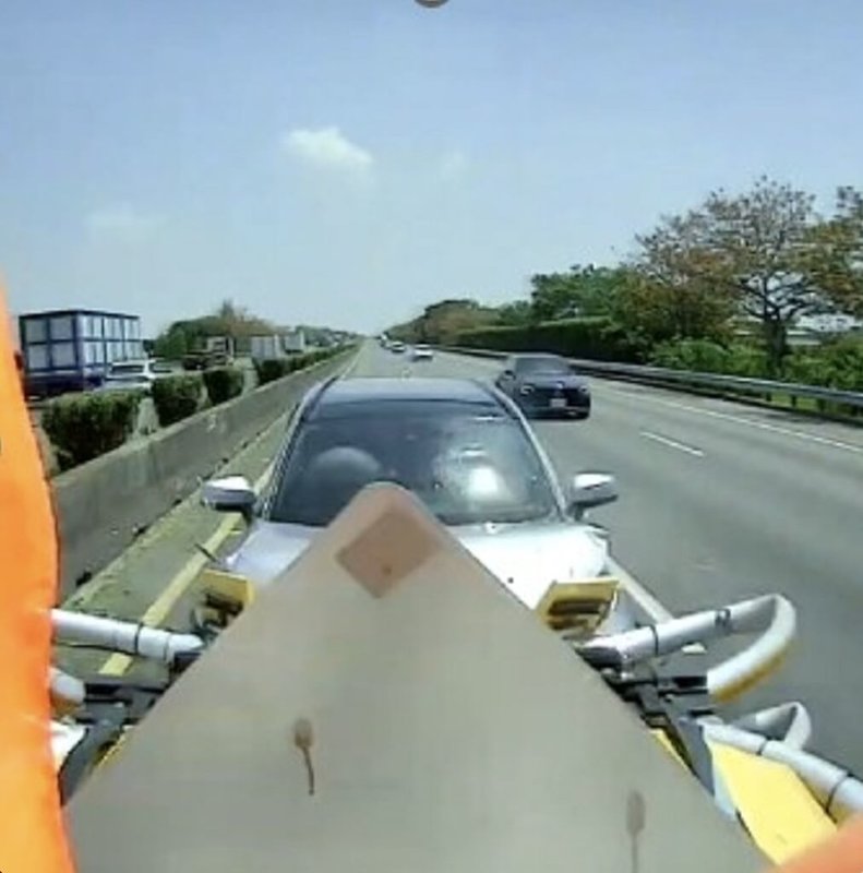 交通部高速公路局表示，輔助駕駛系統（ADAS）並非萬能，行車安全不能完全依賴系統，駕駛應全程握好方向盤。圖為114年4月16日國1北254公里處緩撞車遭開啟ADAS小客車追撞情形。（交通部高速公路局提供）中央社記者黃巧雯傳真　114年12月9日