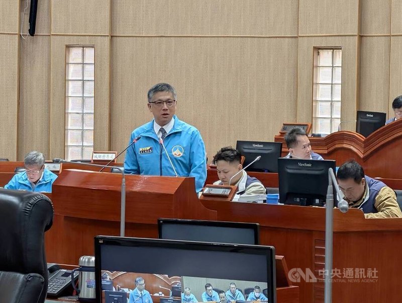 金門縣議會9日定期會進行警察局業務報告，警察局長黃壬聰（前）答詢議員提問有關毒品查獲議題。中央社記者吳玟嶸攝　114年12月9日