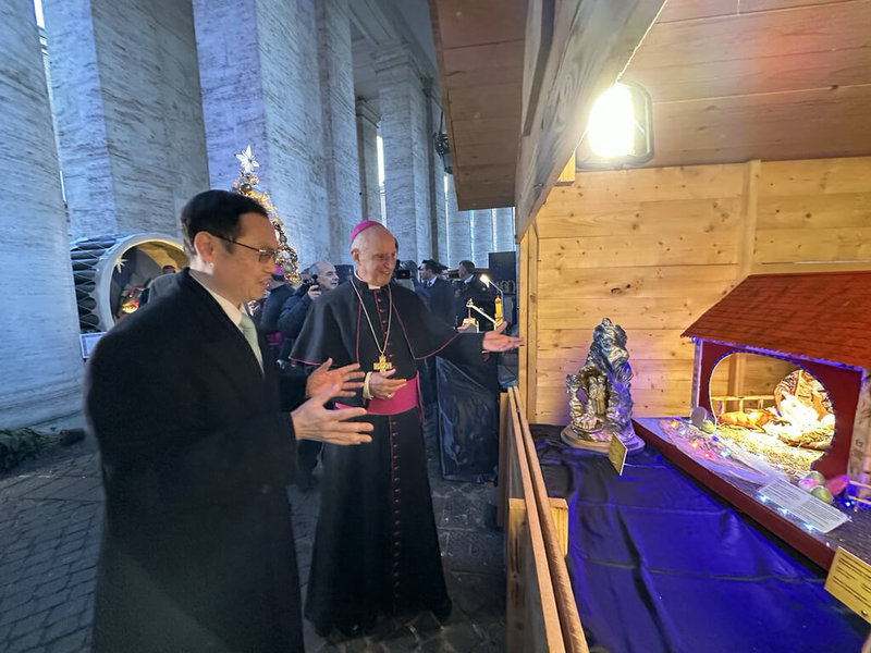 梵蒂岡百大馬槽展8日開幕,駐教廷大使賀忠義(左)向主持開幕的教廷福音傳播部代理部長費希傑拉總主教(右)介紹台灣馬槽作品。(駐教廷大使館提供)中央社記者黃雅詩羅馬傳真 114年12月9日