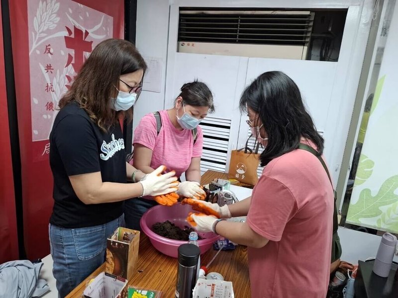 環境部國家環境研究院9日表示，屏東酒廠獲認證通過成為環境教育設施場所，也成為全台首座以米酒釀造為主題的環教設施場所，其環教課程設計酒粕花肥球DIY實作，讓民眾實作將酒粕與土壤混合製成有機肥。（環境部提供）中央社記者張雄風傳真　114年12月9日