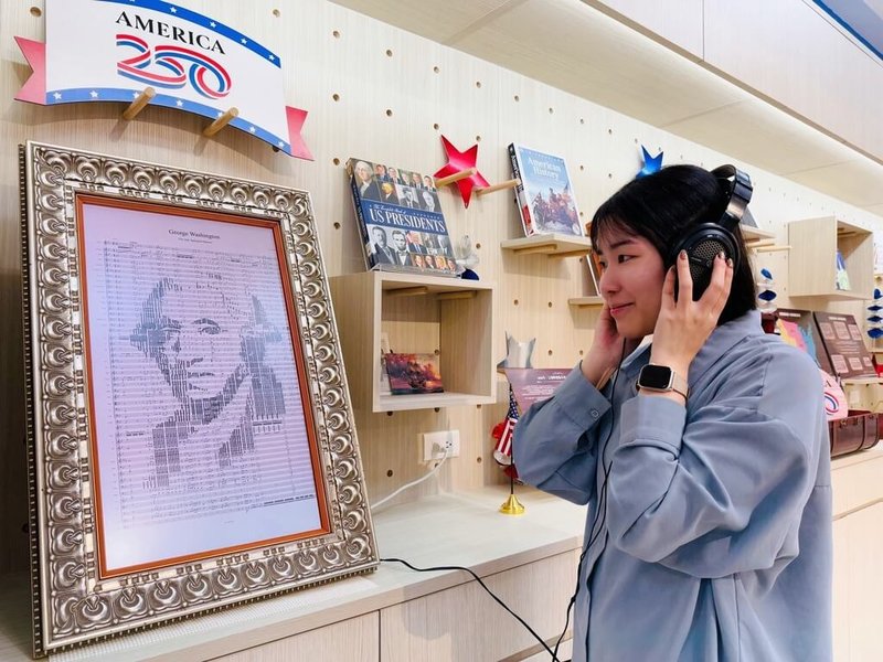 美國在台協會（AIT）為迎接美國建國250週年，在台舉辦美國250週年巡迴展，首站選在新北市青職基地辦理，即起至12月29日可免費參觀。圖為展覽中以AI生成美國國歌星條旗樂譜構成的「華盛頓聲音肖像」。（新北市青年局提供）中央社記者曹亞沿傳真 114年12月9日