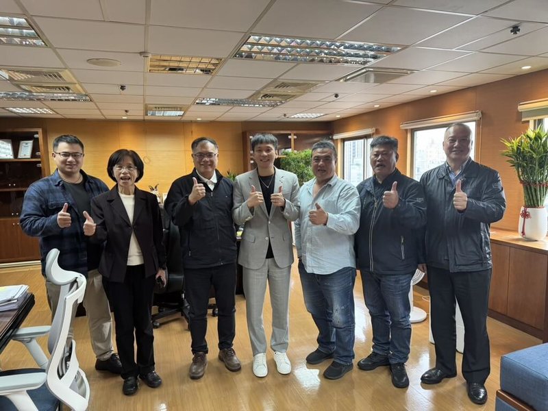 金門縣副縣長李文良（左3）9日率縣府團隊拜會運動部長李洋（中），就多項金門體育工程交換意見。（金門縣教育處提供）中央社記者吳玟嶸傳真　114年12月9日