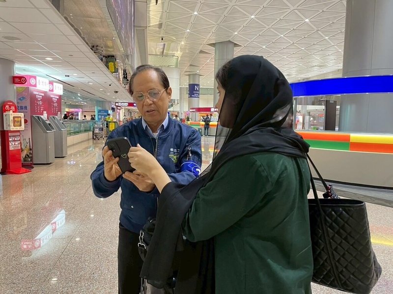 為讓更多旅客認識桃園國際機場，並提升對第3航廈建設與機場運作的了解，桃園國際機場公司推出「導覽志工」新服務，以實際行動同時呼應聯合國精神與政府推動志願服務方向。（桃園國際機場公司提供）中央社記者吳睿騏桃園機場傳真　114年12月9日