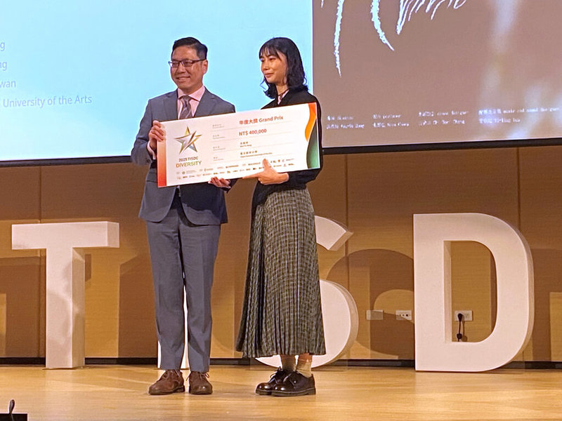 2025台灣國際學生創意設計大賽9日頒獎，本屆年度大獎由台北藝術大學學生洪菀妤（右）以數位動畫「化（Essence）」奪得肯定（教育部提供）中央社記者陳至中傳真　114年12月9日