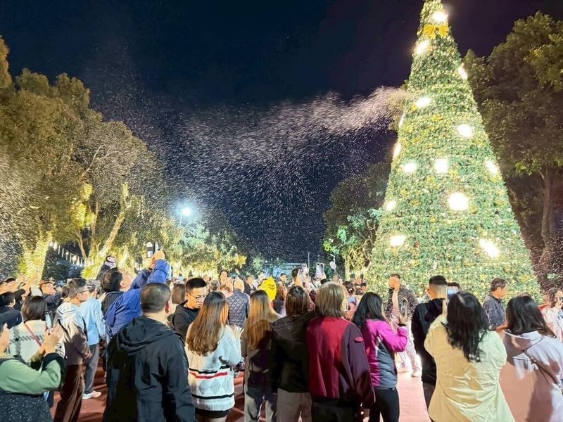 苗栗縣政府舉辦2025苗栗耶誕城活動19日將登場，在竹南運動公園打造10公尺高耶誕樹，除配合夜間燈飾點燈外，晚間還會模擬降雪，讓民眾彷彿置身浪漫雪景。（苗栗縣政府提供）中央社記者管瑞平傳真　114年12月9日