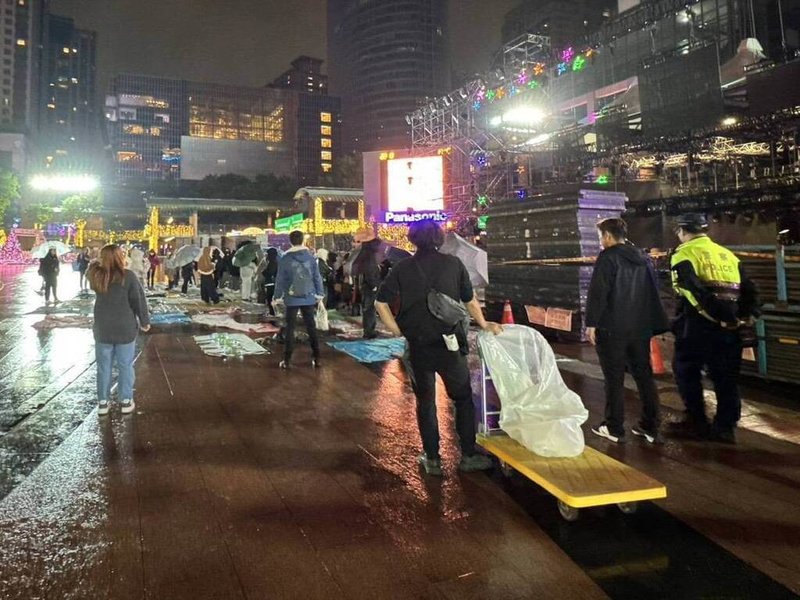 2025新北歡樂耶誕城重頭戲「巨星耶誕演唱會」13日將登場，目前已有部分歌迷提前到場占位子。新北市府9日強調，活動禁止提前卡位，每天將會同警察不定時清場，過程都會錄影存證。（新北市觀旅局提供）中央社記者黃旭昇新北市傳真　114年12月9日