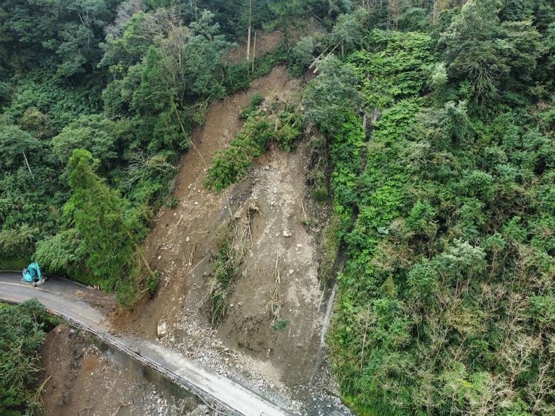 太平山國家森林遊樂區內道路宜專一線8.5公里處邊坡日前崩塌，目前雖已恢復單線雙向通行，但11日起至14日將接續施工，園區配合採局部休園4天。（農業部林業及自然保育署宜蘭分署提供）中央社記者王朝鈺傳真　114年12月9日