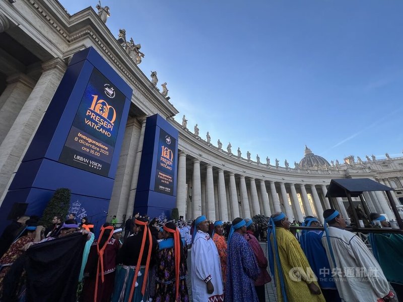 梵蒂岡百大馬槽展8日傍晚在聖伯多祿廣場迴廊舉行開幕典禮,今年邀請墨西哥團體帶來傳統歌舞,吸引許多人潮圍觀。中央社記者黃雅詩羅馬攝 114年12月9日