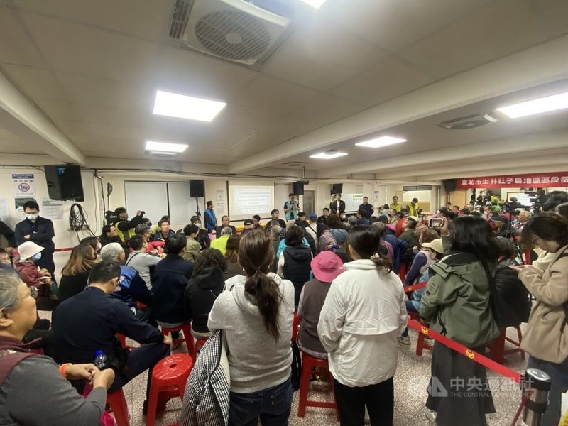 台北市社子島地區區段徵收公聽會9日登場，有居民認為，反對者是為違法工廠爭取就地合法保留和改建，是為少數人利益犧牲社子島多數居民。中央社記者黃麗芸攝 114年12月9日