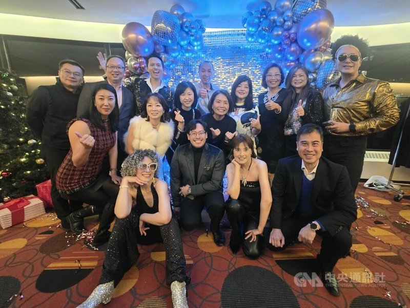 卑詩省台灣商會成員們在不同的專業領域都有傲人成就,年度晚宴上展現Disco復古活潑一面。眾人稱,新的一年不僅要為自己的事業打拼,也樂意為加拿大企業搭橋牽線,一起前進台灣。中央社記者程愛芬溫哥華攝 114年12月9日