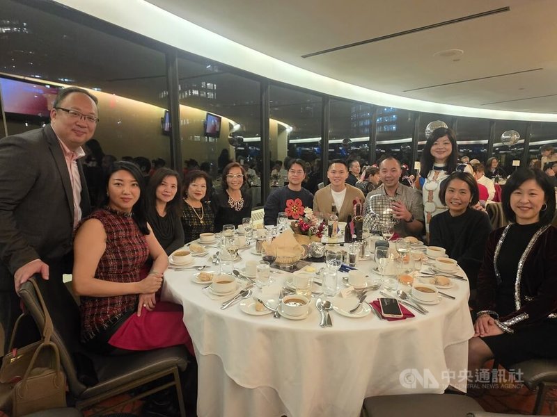 卑詩台灣商會舉辦年度耶誕晚宴，加拿大台裔眾議員張瑋麟（Wade Chang，右5）、駐溫哥華辦事處處長劉立欣（右2）、僑務組組長郭淑貞（右1）等人出席，盛讚商會會長陳翰祥（右4）帶領台商搭建台加緊密關係。中央社記者程愛芬溫哥華攝　114年12月9日