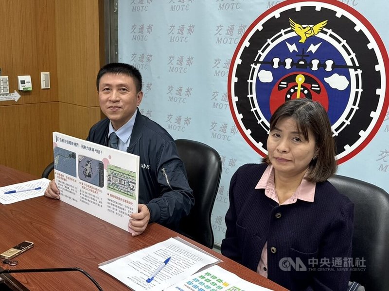 交通部民用航空局飛航服務總台副總台長董吉利（左）9日表示，斥資新台幣1.7億元的新版航空情報服務系統10月上線，並改以視覺化呈現，像是航空版Google Map。中央社記者余曉涵攝　114年12月9日