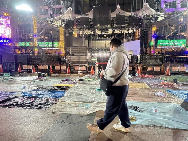 2025新北歡樂耶誕城13及14日將舉行巨星耶誕演唱會，儘管時間還早，但已有部分歌迷搶先到舞台區域前設法卡位，8日深夜在台前可見各式地墊、水瓶等物。中央社記者黃旭昇新北市攝　114年12月9日