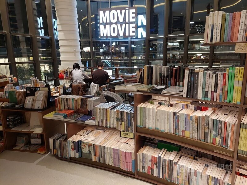 中國書籍價格機制崩壞，實體書店難在書價上競爭過網路書店，多種因素下經營更困難。港資的北京庫布里克書店已在2025年11月底關門，圖中為上海庫布里克書店，其特色為有不少台港藝文類書籍。台港書籍售價較高，但研究者或深度閱讀者有相關閱讀需求。中央社記者張淑伶上海攝　114年12月9日