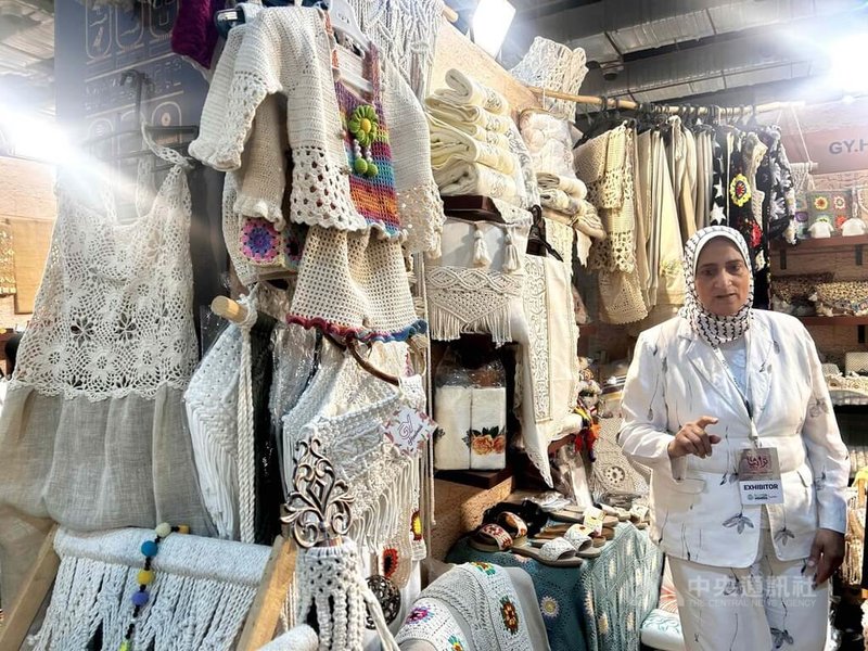 歐洲復興開發銀行與埃及政府共同構建支持埃及婦女參與勞動的計畫,以實現經濟發展與性別平等。圖為一名埃及婦女透過埃及中小微型企業婦女賦權倡議計畫,參加中小微型企業發展協會手工藝商品展覽,攝於10月9日。中央社記者施婉清開羅攝 114年12月9日
