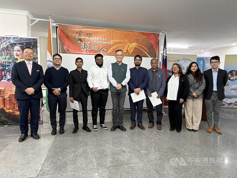 台灣獎助金持續獲得印度各界高度關注，成為深化研究、提高台灣能見度的重要平台。圖為駐印度代表陳牧民（左5）及部分受獎學人。中央社記者李晉緯新德里攝　114年12月9日
