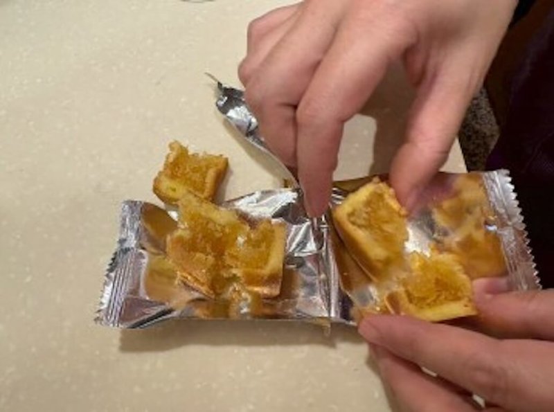 媒體報導名店佳德鳳梨酥遭人投訴，指有黑色不明異物。台北市衛生局說，9日派員在現場稽查剛製作完成及已包裝產品，皆未見異物，但有對其他缺失限期改善。（台北市衛生局提供）中央社記者楊淑閔傳真　114年12月9日