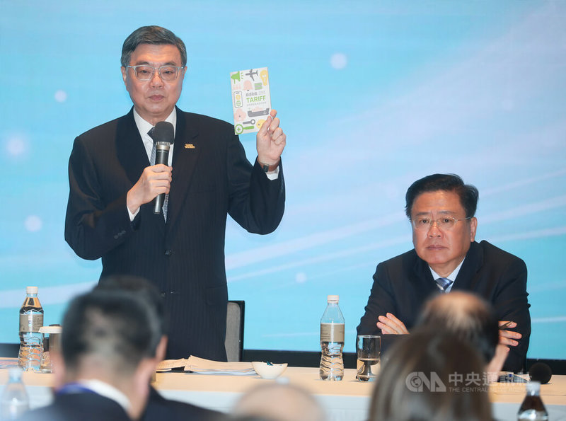 中華民國全國商業總會9日上午在台北辦理2025行政院長與商業領袖座談會,由商總理事長許舒博(後右)與行政院長卓榮泰(後左)共同主持,並邀請相關部會首長出席。中央社記者謝佳璋攝 114年12月9日