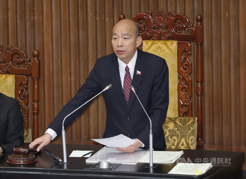 台灣周遭海纜頻遭破壞,立法院會9日三讀修正通過「海纜7法」的電業法、天然氣事業法、自來水法部分條文,明定破壞自來水海底管線、天然氣管線、海底電力電纜等故意犯,最高可處7年以下有期徒刑,並可沒收犯案船隻。圖為立法院長韓國瑜敲槌通過。中央社記者裴禛攝 114年12月9日