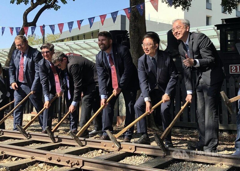 阿里山林鐵與澳洲之字形鐵路（Zig Zag Railway）9日在嘉義締結為姊妹鐵路，林業及自然保育署長林華慶（右2）、之字形鐵路執行長佐菲爾（Daniel Zolfel）（右3）等人一同進行「釘下道釘」儀式。中央社記者黃國芳攝　114年12月9日