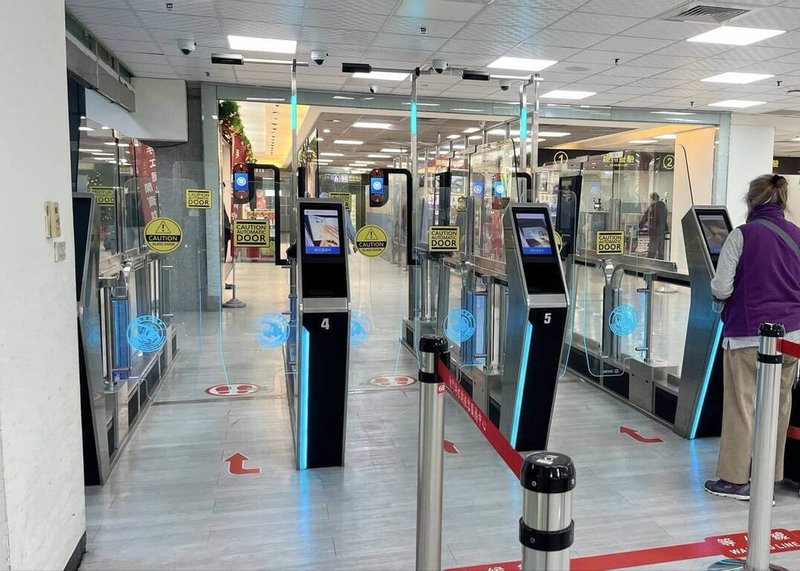 金門水頭港大型旅客服務中心將啟用，內政部移民署預計10日起進行原場站出境區新世代e-Gate搬遷至新址作業，搬遷期間旅客動線不受影響，並將透過臨時查驗櫃檯協助查驗通關。（移民署提供）中央社記者吳玟嶸傳真　114年12月9日