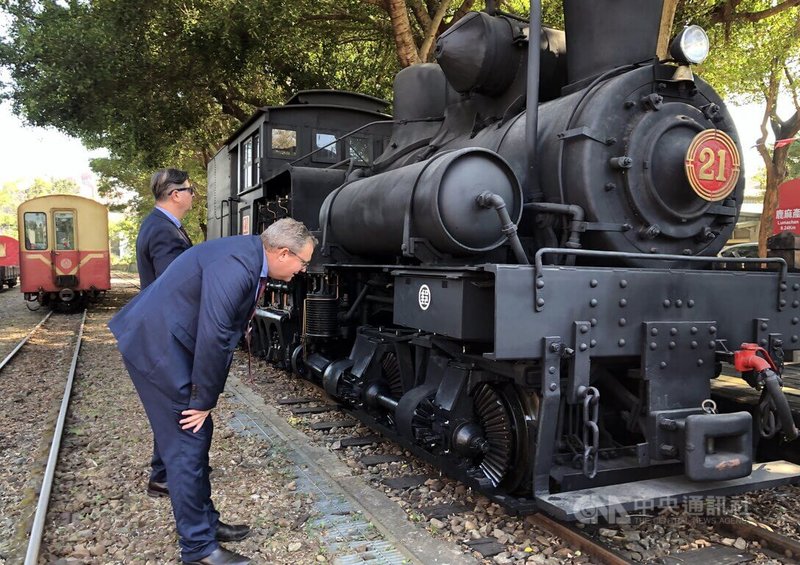 阿里山林業鐵路9日與澳洲之字形鐵路正式締結為姊妹鐵路，雙方將進行深入實質交流，盼讓目前行駛於平地的蒸汽火車21號（SL-21），2026年可重新行駛山地路線。中央社記者黃國芳攝　114年12月9日