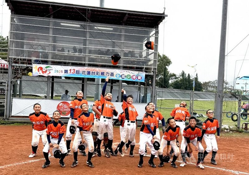 台彩威力盃少棒賽南投縣9日以5比0擊敗桃園市，隊史首度奪冠；總教練紀俊麟表示，這冠對南投意義重大，也讓各縣市知道南投並不好對付。圖為賽後球員拋帽子慶祝畫面。中央社記者謝靜雯攝 114年12月9日