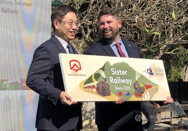 阿里山林鐵與澳洲之字形鐵路（Zig Zag Railway）9日在嘉義締結為姊妹鐵路，由農業部林業及自然保育署長林華慶（左）、之字形鐵路執行長佐菲爾（Daniel Zolfel）（右）代表雙方完成締盟。中央社記者黃國芳攝　114年12月9日