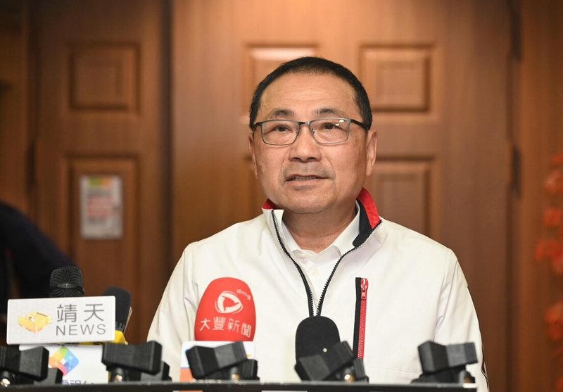 新北市長侯友宜（圖）9日在市警局治安會報前受訪表示，詐騙案數量要下降，必須要從源頭的數位發展部、金融監督管理委員會管理；同時，地方政府負責阻詐與宣導，才能發揮功效。（新北市府新聞局提供）中央社記者黃旭昇新北傳真   114年12月9日