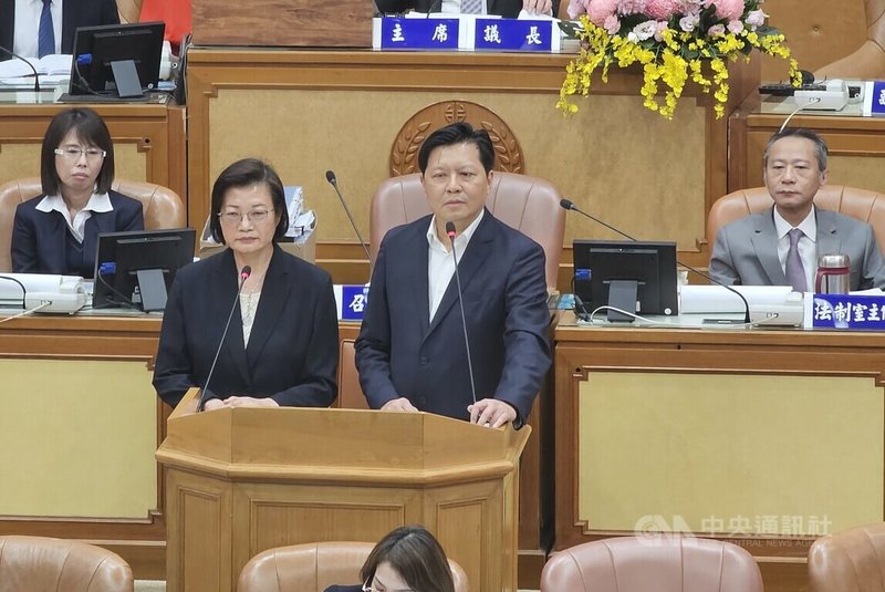 新北市社會局長李美珍（前左）9日列席議會表示，市府高度重視敬老愛心卡議題，115年已規劃新增6使用項目，議員建議都會納入評估，在全國沒有累點及擴大超商消費等使用項目下，萬事起頭難，但市府會儘量朝此方向努力。中央社記者王鴻國攝　114年12月9日