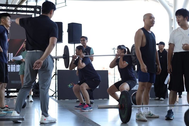 「2025全球極限體能鋼鐵大賽」將於13、14日在台中市政府1樓廣場舉行，為迎戰這場國際賽事，中市府還請國內好手指導將參賽的消防局及警察局人員。（台中市政府提供）中央社記者郝雪卿傳真  114年12月9日