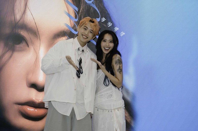 歌手李芷婷（右）9日舉辦專輯「海的模樣」發片記者會，這也是她相隔5年全新出輯，好友、樂團理想混蛋主唱雞丁（左）現身支持。（華納音樂提供）中央社記者王心妤傳真 114年12月9日