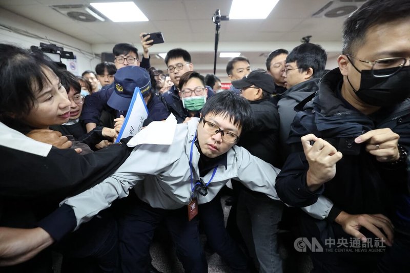 社子島區段徵收公聽會9日上午在台北市士林區中洲區民活動中心舉行，社子島自救會成員要求停止區段徵收與警方在現場發生衝突。中央社記者趙世勳攝 114年12月9日