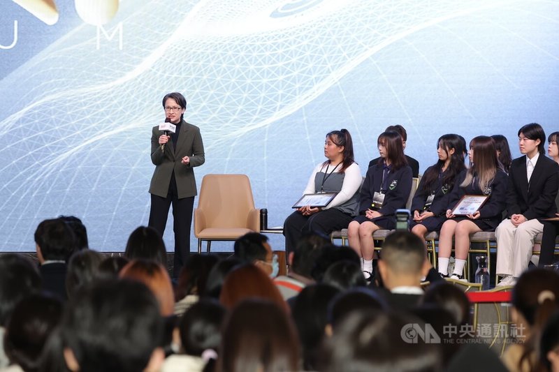 副總統蕭美琴(後左)9日上午出席「NOWNEWS 跨世代 2025 AI 青年力國際論壇」,回應學生提問,並以近日國家AI競爭力的新聞,進而勉勵學生從提案可感受到每個人可運用AI來解決問題。中央社記者翁睿坤攝 114年12月9日