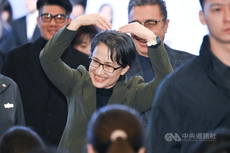 副總統蕭美琴（後中）9日上午出席「NOWNEWS 跨世代 2025 AI 青年力國際論壇」，離場時蕭副總統向學生比愛心。中央社記者翁睿坤攝 114年12月9日