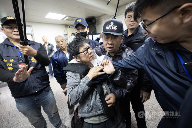 社子島區段徵收公聽會9日上午在中洲區民活動中心，社子島自救會成員抗議，指北市府違法程序並起衝突，警方於現場呼籲抗爭者保持冷靜。中央社記者趙世勳攝 114年12月9日