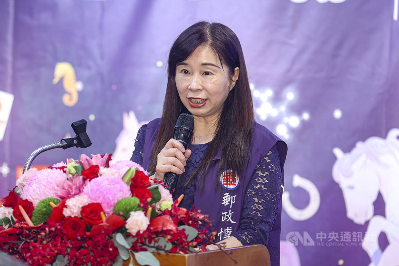 中華郵政公司9日上午在郵政博物館舉行「馬的不思議-生肖郵票特展」開幕典禮,郵政博物館館長連千惠(圖)出席致詞,熱情邀請大家前來逛展。中央社記者鄭清元攝 114年12月9日