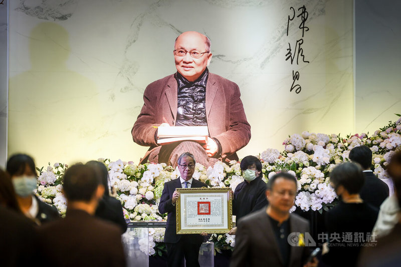 電視劇「斯卡羅」原著「傀儡花」作者陳耀昌逝世，享壽76歲，告別式9日在台北市懷愛館舉行，文化部長李遠（中左）代表頒贈總統褒揚令給家屬。中央社記者王騰毅攝　114年12月9日