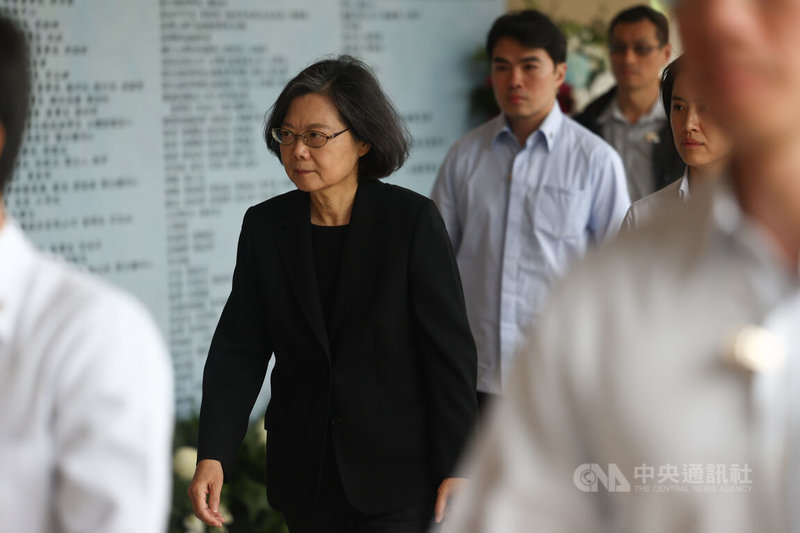 血液腫瘤權威、骨髓移植先驅,同時為重要台灣歷史小說家的醫師陳耀昌辭世,告別式9日在台北市懷愛館舉行,前總統蔡英文(左)出席追思。中央社記者王騰毅攝 114年12月9日